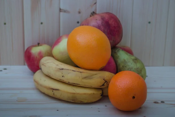 Различные Фрукты Яблоки Бананы Апельсины Гранаты Естественном Деревянном Фоне Здоровое — стоковое фото