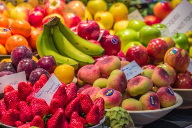 Barselona'da piyasada Meyve dükkanı