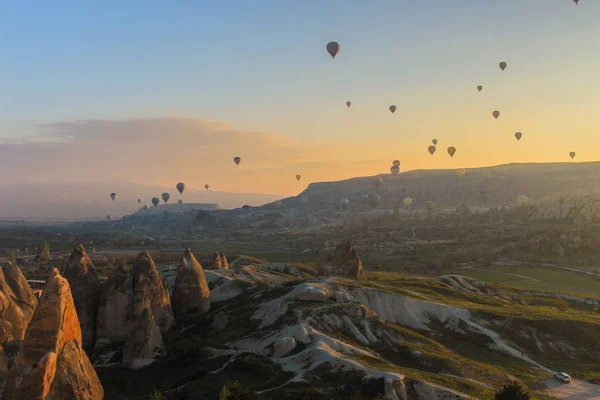 La Turquie La Cappadoce Bonjour Au Lever Du Soleil Des Grottes Ballons Nuages Lever De Soleil Stock Photo La Turquie La Cappadoce Bonjour Au Lever Du Soleil Des Grottes Ballons Nuages Lever De Soleil Stock Photo