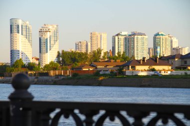 Akşam şehrinin mimarisinin güzel görünümü 