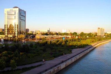 Akşam şehrinin mimarisinin güzel görünümü 