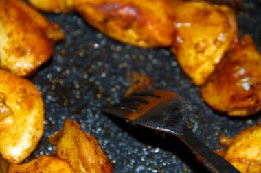 bir çatal ile bir Pan kızarmış köfte