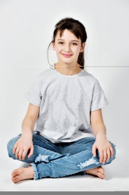 model lotus pozisyonunda oturuyor