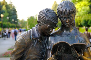 cam bir masa üzerinde bir tabak patlamış mısır karamel patlamış mısır yığını üst görünümü