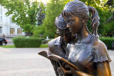 cam bir masa üzerinde bir tabak patlamış mısır karamel patlamış mısır yığını üst görünümü