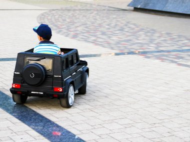 cam bir masa üzerinde bir tabak patlamış mısır karamel patlamış mısır yığını üst görünümü