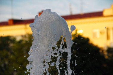 Çeşme. Şelale. Taze saf su damlaları