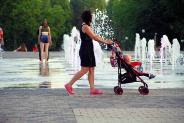 cam bir masa üzerinde bir tabak patlamış mısır karamel patlamış mısır yığını üst görünümü