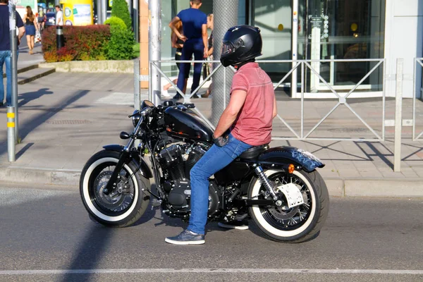 Cam Bir Masa Üzerinde Bir Tabak Patlamış Mısır Karamel Patlamış — Stok fotoğraf