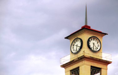 Krasnodar'da saat kulesi, antika bir saat kulesi ve mavi gökyüzü.