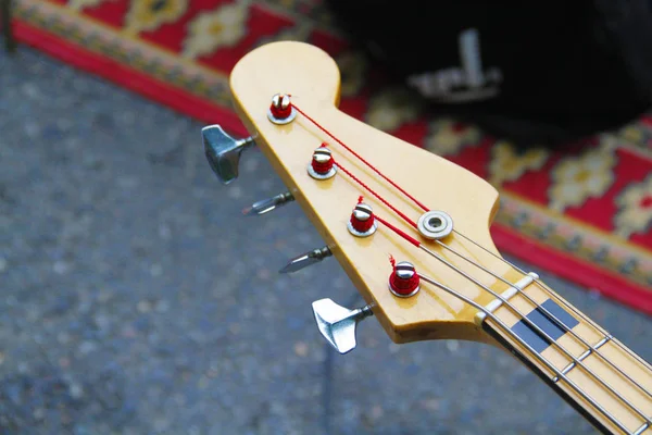 古典的な電子アコースティックギターのフレットボード ナイロン弦ギター — ストック写真