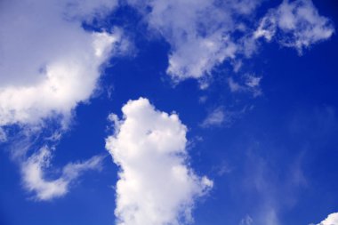 kümülüs bulutları ile güzel bir mavi gökyüzü görünümü