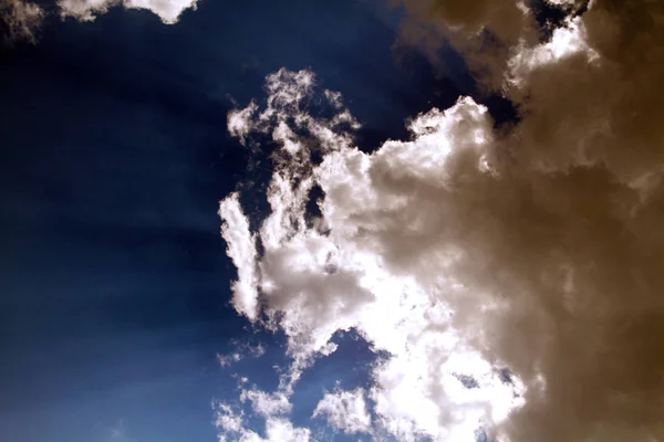 Вид Красивое Голубое Небо Кумулятивными Облаками — стоковое фото