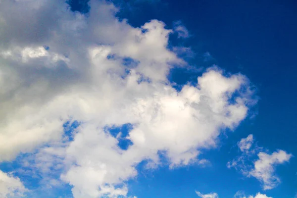 Uitzicht Een Prachtige Blauwe Hemel Met Cumulus Wolken — Stockfoto