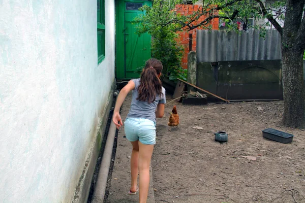 Mädchen Rennt Einem Entlaufenen Huhn Hinterher — Stockfoto