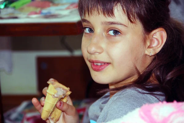 Dziewczyna Jeść Lody Filiżance Wafle — Zdjęcie stockowe