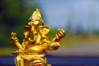bulanık arka plan ile altın hindu tanrı ganesh