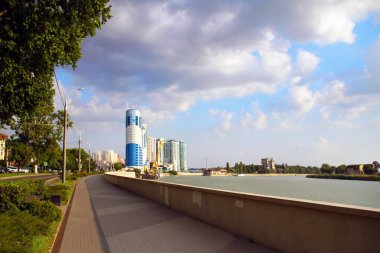 Akşam şehrinin mimarisinin güzel manzarası, nehir ve yüzen tekne