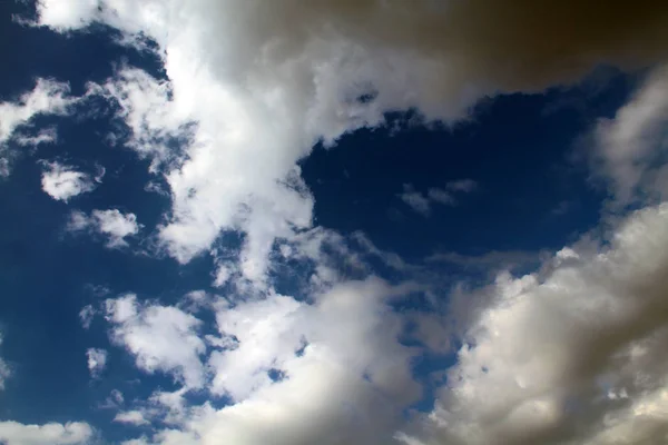 Uitzicht Een Prachtige Blauwe Hemel Met Cumulus Wolken — Stockfoto