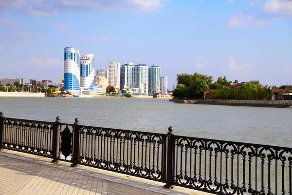 Iskeleden nehir ile şehrin güzel görünümü