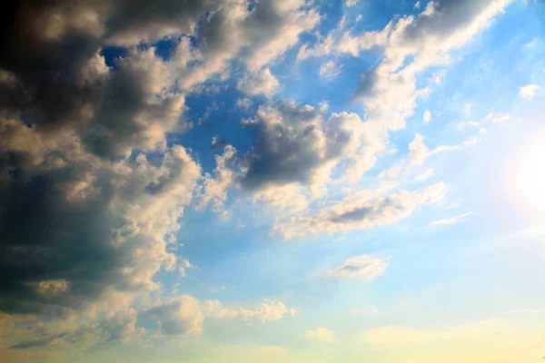 Vista de un hermoso cielo azul con nubes cúmulos —  Fotos de Stock