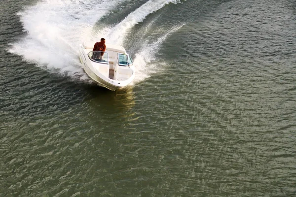 Homem Uma Trincheira Gerencia Barco Motor Rio — Fotografia de Stock