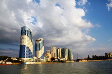 nehir üzerinde akşam şehir görünümü