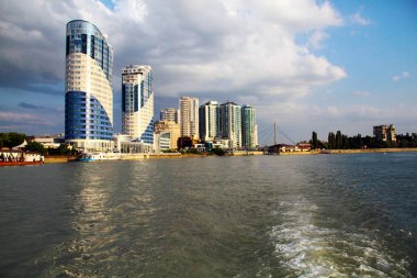 nehir üzerinde akşam şehir görünümü