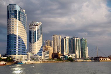 nehir üzerinde akşam şehir görünümü