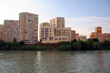 nehir üzerinde akşam şehir görünümü