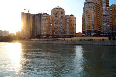 güzel ve büyüleyici kırmızı turuncu günbatımı gökyüzü