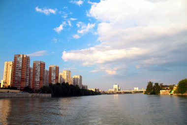 nehir üzerinde akşam şehir görünümü