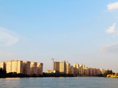 nehir üzerinde akşam şehir görünümü