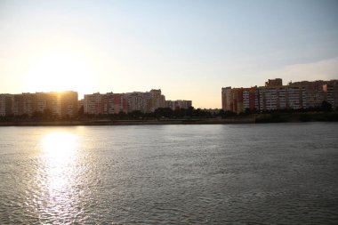 nehir üzerinde akşam şehir görünümü