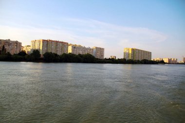 nehir üzerinde akşam şehir görünümü