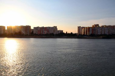 güzel ve büyüleyici kırmızı turuncu günbatımı gökyüzü