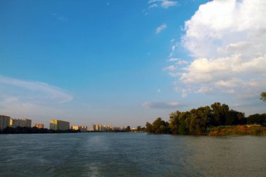 nehir üzerinde akşam şehir görünümü