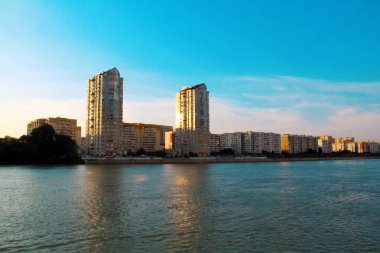 nehir üzerinde akşam şehir görünümü