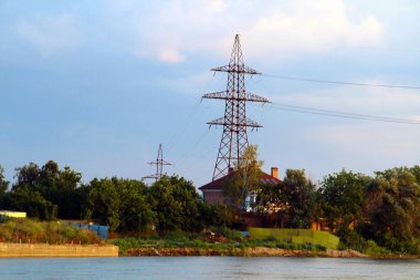 Nehir kıyısındaki rahat bungalovun görünümü