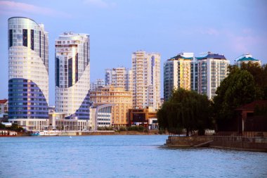 nehir üzerinde akşam şehir görünümü