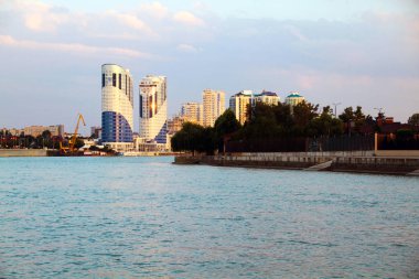 nehir üzerinde akşam şehir görünümü