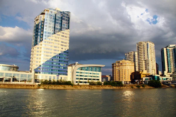 nehir üzerinde akşam şehir görünümü