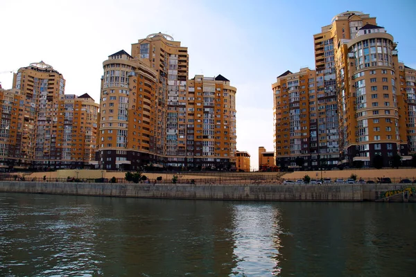 강에서 도시의 — 스톡 사진