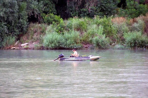 Vista Del Río Con Pescador Barco Captura Peces — Foto de Stock