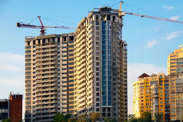 Guindaste Industrial Perto Edifício Contra Céu Azul Local Construção — Fotografia de Stock