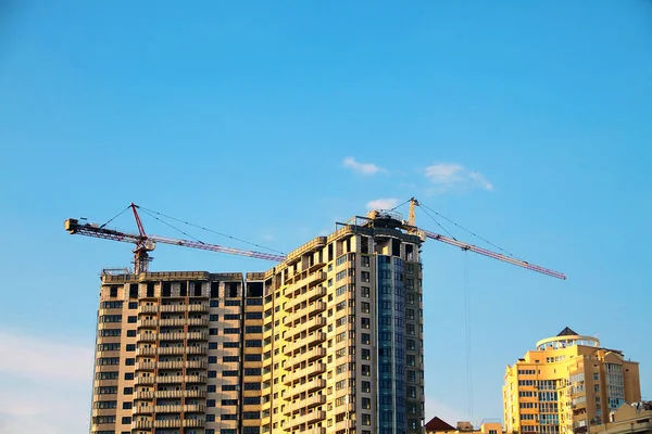 Guindaste Industrial Perto Edifício Contra Céu Azul Local Construção — Fotografia de Stock