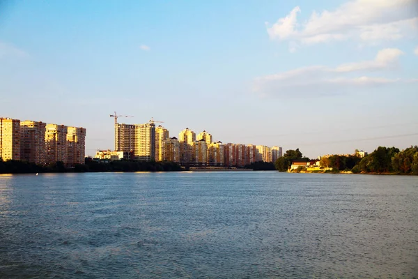 Vista Ciudad Nocturna Sobre Río — Foto de Stock