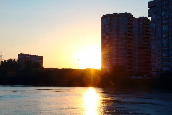 美しく魅力的な赤いオレンジ色の夕日の空 — ストック写真