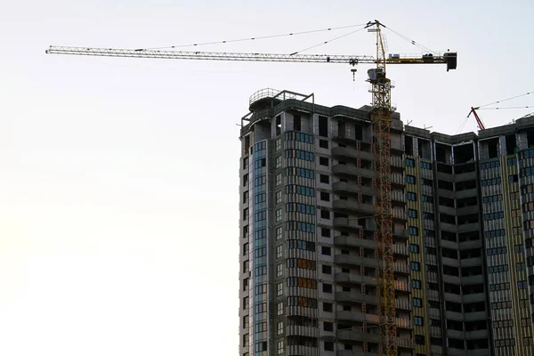 Guindaste Industrial Perto Edifício Contra Céu Azul Local Construção — Fotografia de Stock