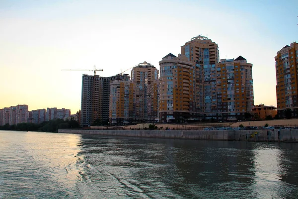 nehir üzerinde akşam şehir görünümü